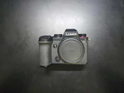 Panasonic Lumix S5 24,2MP Spiegellose Systemkamera (Nur Gehäuse) - Bild 1 von 4