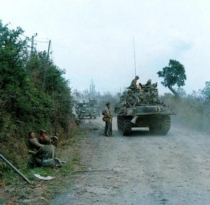 US Soldiers Resting On Road To Saint-Lô Normandy – July 1944 Two Photo Set - Picture 1 of 4