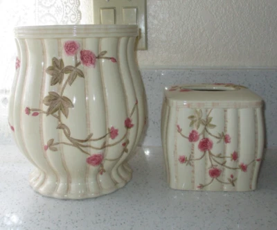 Bote de basura y caja de pañuelos vintage de cerámica beige con flores rosas Foto 1 de 4