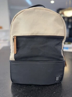 Bolsa de fraldas Petúnia Pickle eixo inferior em bétula/preto com organizadores extras com zíper - Imagem 1 de 4