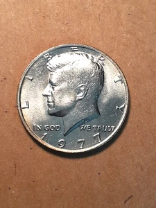 1977 KENNEDY HALF DOLLAR - Picture 1 of 2