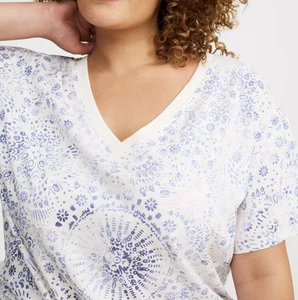 T-shirt Torrid 1x scollo a V bianco blu stampa mandala maglietta taglie forti vestibilità rilassata - Foto 1 di 4