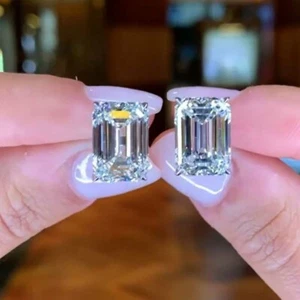 Pendientes de moissanita de corte esmeralda de 5 quilates enchapados en oro blanco 14 K - Imagen 1 de 7
