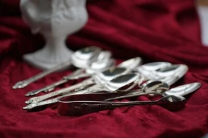 Vintage Silver Plated 12 Small Tea Spoons and Sugar Tong 12 Apostles Design Hand - Picture 1 of 12