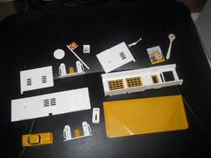 Shell/Texaco Gas Station, HO-Vintage-Dark Yelllow roof/accessories Plasticville - Picture 1 of 2