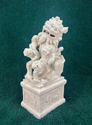 古董中国瓷器 Blanc De Chine Foo 狗带 2只小狗罕见守护狮子 — 第 1/4 张图片