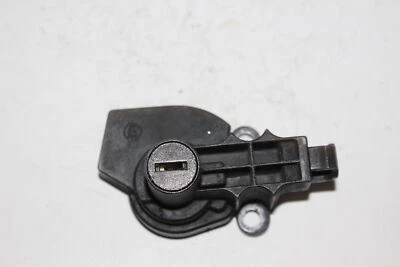 ЗАЩЕЛКА ЗАМКА СИДЕНЬЯ SUZUKI GS550 БЕЗ КЛЮЧА (TIG327)  - Изображение 1 из 4