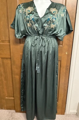 Maxi Vestido Bordado World Market Talla L/XL Verde con Bolsillos Satinado Excelente Foto 1 de 4