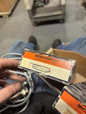 Honeywell 972CP8TM-A13P-L Inductive Proximity Sensor - Image 1 of 3