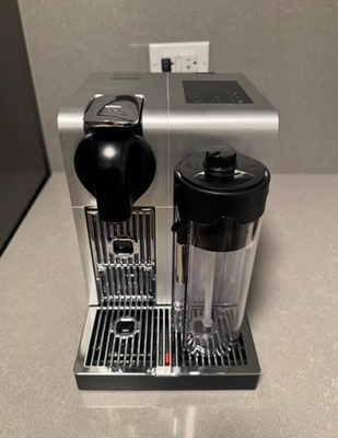Máquina de café Nespresso Lattissima Pro + dispensador de manga - Imagem 1 de 4