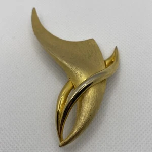 Vintage JJ Jonette Jewelry Brooch MCM Design Signed Gold Tone Brushed Metal - Picture 1 of 5