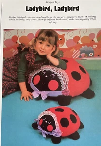 SCHNITTMUSTER Jean Greenhowe Marienkäfer Pouf Stuhlkissen Spielzeug 2 Größen Kinder - Bild 1 von 7