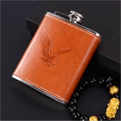 Bandera de whisky portátil de 7 oz frasco de cadera envuelto en cuero grabado de acero inoxidable Foto 1 de 3