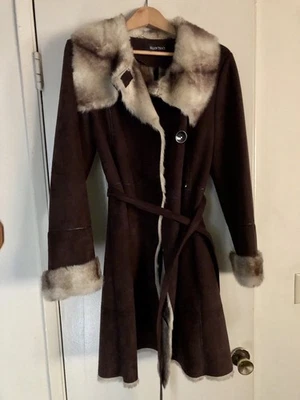 Lindo cuello, ribete y forro de gamuza marrón sintético y piel sintética - Abrigo con cinturón Ellen Tracy Foto 1 de 4