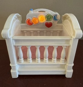 Fisher Price famille aimante maison de poupée crèche berceau bébé lumières musique 1999 scintillement - Photo 1/9