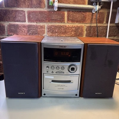 Sony CMT-NEZ50 HiFi Stereo Bookshelf System With CD Radio Cassette MP3 - Image 1 of 4