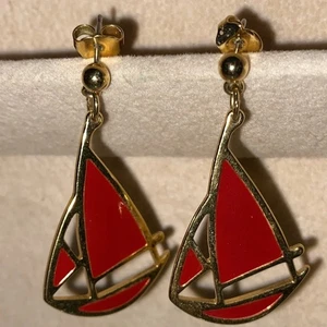 Boucles d'oreilles Avon Ship Ahoy émail rouge pendant voilier percé nautique vintage - Photo 1/9
