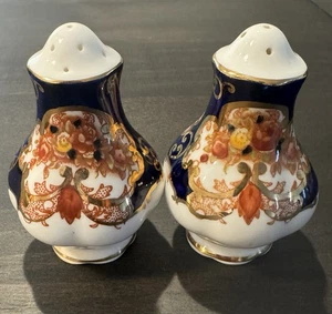 ROYAL ALBERT HEIRLOOM DERBY SET SALT & PEPPER SHAKERS - Picture 1 of 17