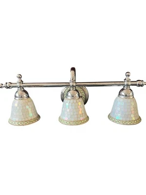 Accesorio de tocador de baño de montaje en pared de 3 luces con mosaico y pantallas de vidrio acabado cromado Foto 1 de 4