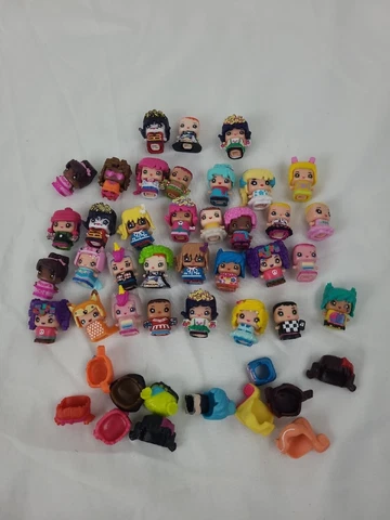 My Mini MixieQ's Mixie Q Doll Figure Lot - 32 Dolls Cover