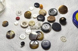 Small Jar of Variety of Buttons - Foto 1 di 4