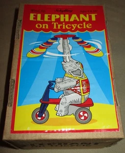 Schylling - Elefante su Triciclo - Jumbo - Giocattolo di Latta Meccanico Avvolgibile con Scatola - Foto 1 di 5