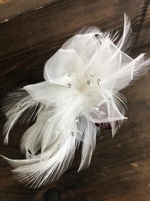 FACSINADOR FLORAL - Clip de pedrería de plumas de seda - Clásicos nupciales FL-52 MARFIL Foto 1 de 4