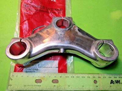 Suporte inferior Montesa Cota 49 árvore tripla p/n APOSTA 4.19-145 NOS 20M 1972-1981 - Imagem 1 de 4