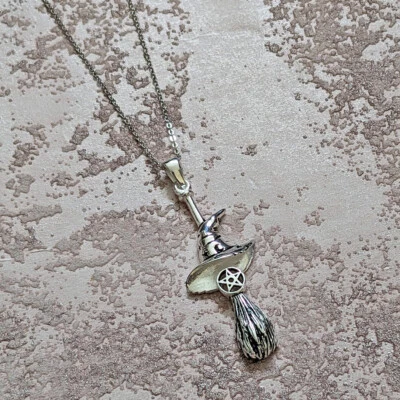 Massiccio 925 Argento Sterling Streghe Scopa Hat Pentagramma Ciondolo Collana - Immagine 1 di 2