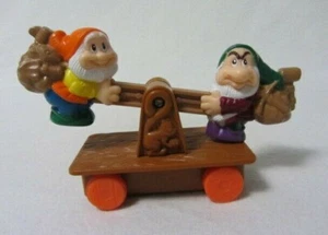 McDONALD'S HAPPY FOOD DISNEY SNOW WHITE'S HAPPY & GRUÑÓN EN CARRO DE MINERÍA JUGUETE - Imagen 1 de 2