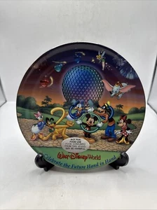 Plato Coleccionista Walt Disney World 2000 Celebra el Futuro Mano a Mano con Soporte - Imagen 1 de 9