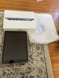 Apple iPad Air (1st Generation) Gen 1 Circa 2013 - Original Bag & Box - Picture 1 of 10
