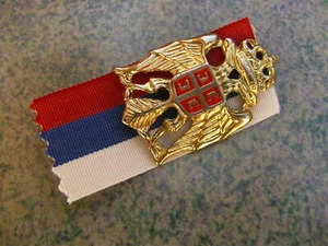 Escudo de armas de Serbia con una pequeña bandera - Insignia - Imagen 1 de 10