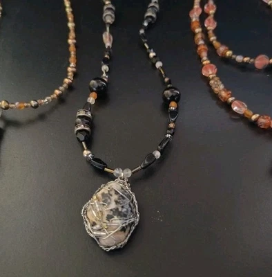 Collar con cuentas colgante de piedra dálmata de plata y negro Foto 1 de 4