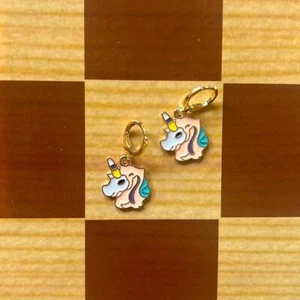 Pendientes colgantes unicornio chapados en oro - Imagen 1 de 1