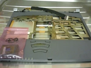 Toshiba Tecra 8100 Laptop Palmrest Keyboard Surround + Pentium 111 CPU 850 Mhz - Picture 1 of 12