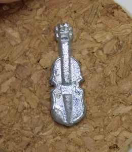PIN Insignia Musical VIOLIN Instrumentos. Metal Plateado. Años 90. - Foto 1 di 2