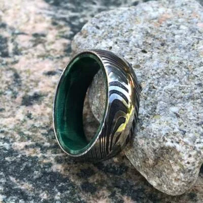 Anillo de Acero Damasco Oro Blanco 14k Alianza de Boda Caja Verde Anciano Burl Personalizado EE. UU.  Foto 1 de 4