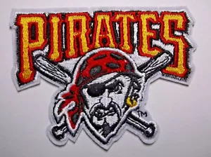 Toppa ricamata Pittsburgh Pirates~3 1/2"" x 2 3/4""~cucitura in ferro~MLB~Spedizione GRATUITA - Foto 1 di 1