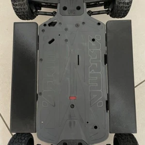 Juego de faldas laterales de plástico Arrma Infraction Mega 3S - Air Dams Aero - Imagen 1 de 5