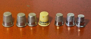 LOTE (7) DEDALES DE PLÁSTICO NIQUELADO Y AÑOS 50-60 VINTAGE TAMAÑOS SURTIDOS COSTURA - Imagen 1 de 2