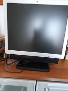 HP Compaq LE1711 Monitor LCD 17" completo soundbar e cavi, come nuovo - Foto 1 di 11