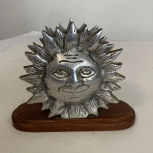 Vintage Himmlischer Sonnenstrahl Sonnenwende Zinn Sonnengesicht Servietten- oder Briefhalter Holzsockel - Bild 1 von 4