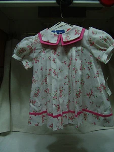 NUEVO CON ETIQUETAS, 6 MESES, BEBÉ NIÑA, CARRIAGE BOUTIQUE, VESTIDO DE PRIMAVERA PLISADO FLORAL - Imagen 1 de 7