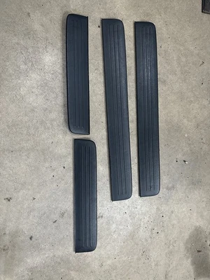 2004-2009 Toyota Prius conjunto de acabamento de placa de arranhão de soleira de porta fabricante de equipamento original - Imagem 1 de 2