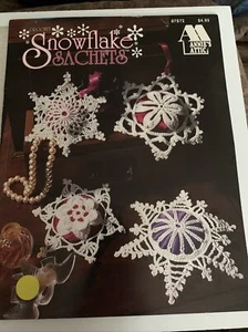 Annie‘s Attic Crochet Leaflet - Snowflake Sachets - #87S72 - Picture 1 of 2