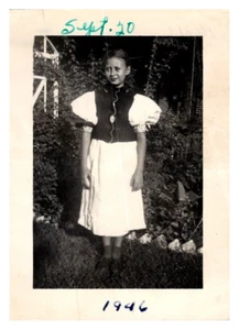 Vintage Photo Young Girl Posing In Front Of Family Garden 1940s Americana - Bild 1 von 2