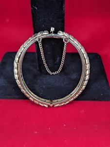 Vtg Gold Tone Hinged Bangle Bracelet W/ Safety Chain - Picture 1 of 11