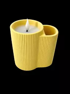 SCHMUCKJAGD DEKORATIVE LED KERZE MIT VASE AUS ZEMENT IN ZARTGELB STREIFENOPTIK - Bild 1 von 3