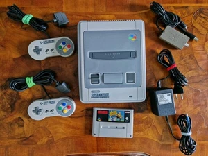 Console SNES Super Nintendo PAL Ottime Condizioni Funzionante Controller e cavi - Foto 1 di 7